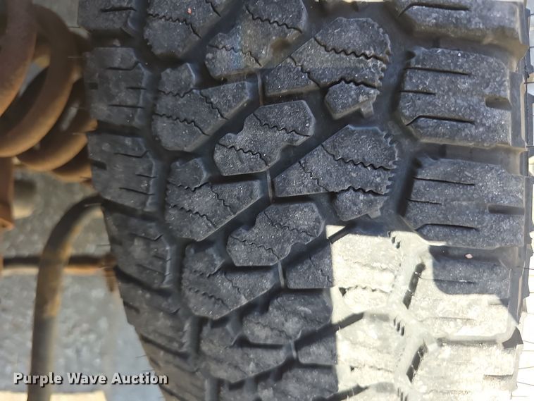 image for item LW9916 2004 Ford E350 Super Duty shuttle bus