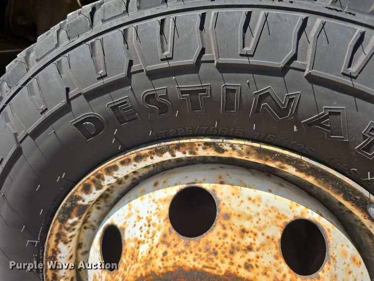 image for item LW9916 2004 Ford E350 Super Duty shuttle bus