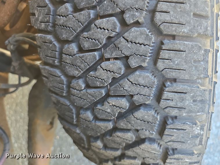 image for item LW9916 2004 Ford E350 Super Duty shuttle bus