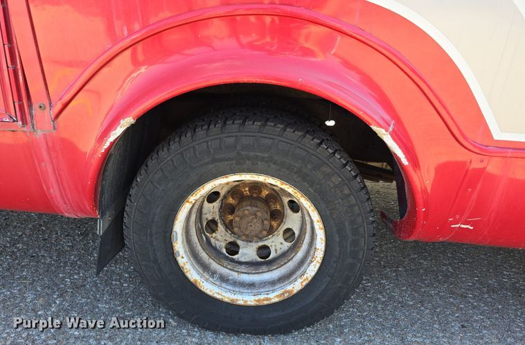 image for item LW9916 2004 Ford E350 Super Duty shuttle bus