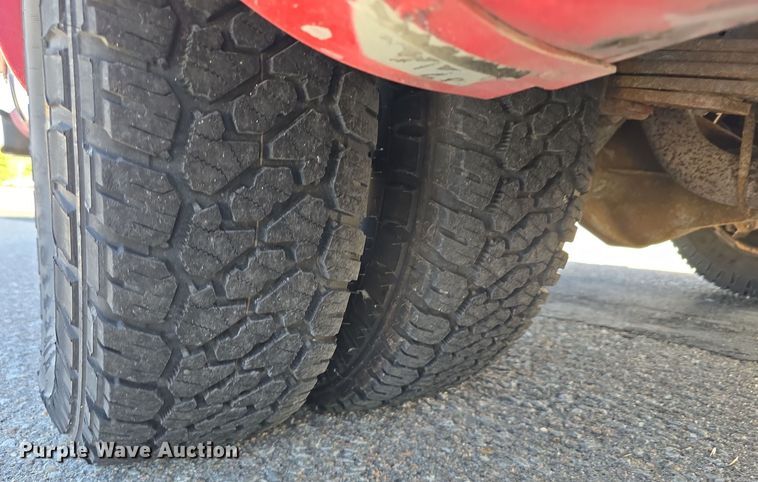 image for item LW9916 2004 Ford E350 Super Duty shuttle bus