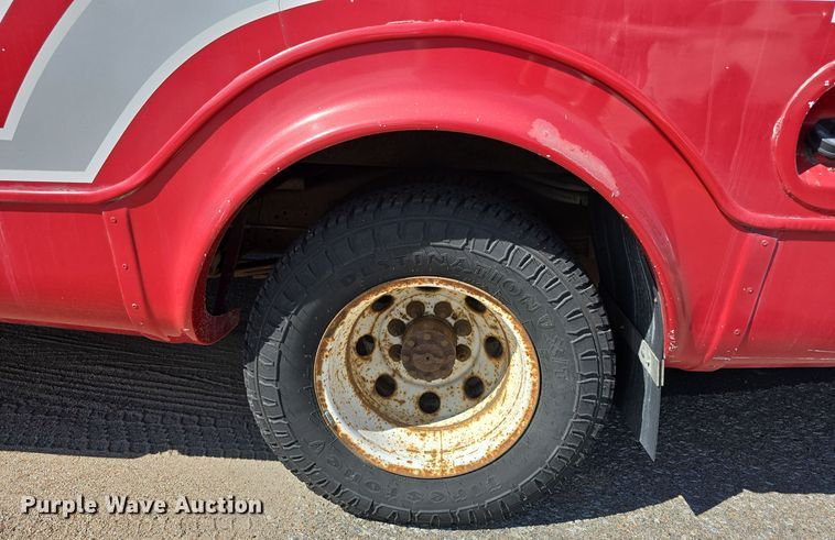 image for item LW9916 2004 Ford E350 Super Duty shuttle bus