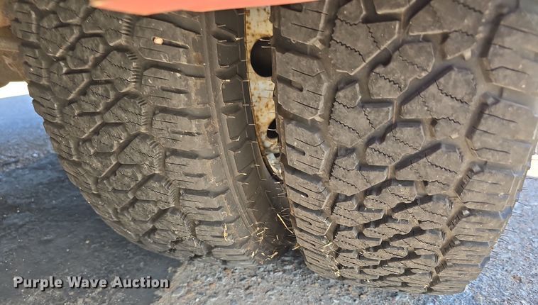 image for item LW9916 2004 Ford E350 Super Duty shuttle bus