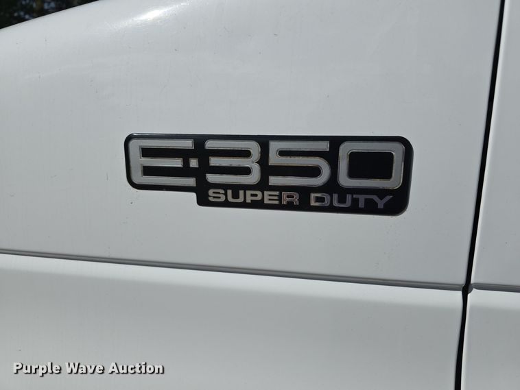 image for item LW9916 2004 Ford E350 Super Duty shuttle bus
