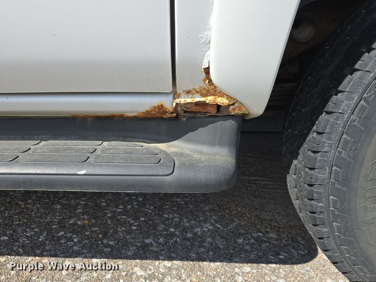 image for item LW9917 2005 Chevrolet Suburban SUV