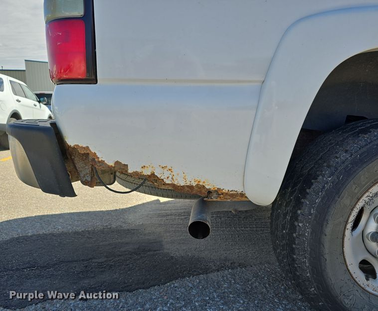 image for item LW9917 2005 Chevrolet Suburban SUV