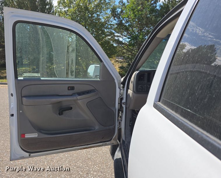 image for item LW9917 2005 Chevrolet Suburban SUV