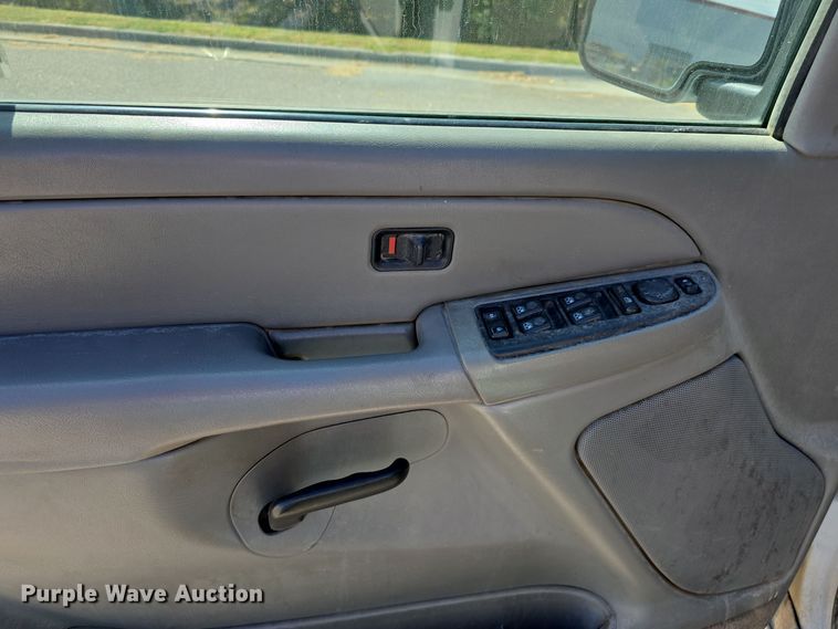 image for item LW9917 2005 Chevrolet Suburban SUV