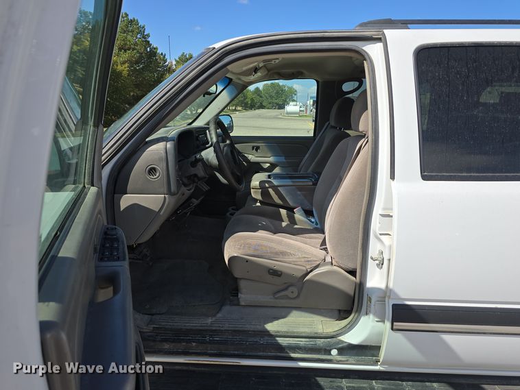 image for item LW9917 2005 Chevrolet Suburban SUV