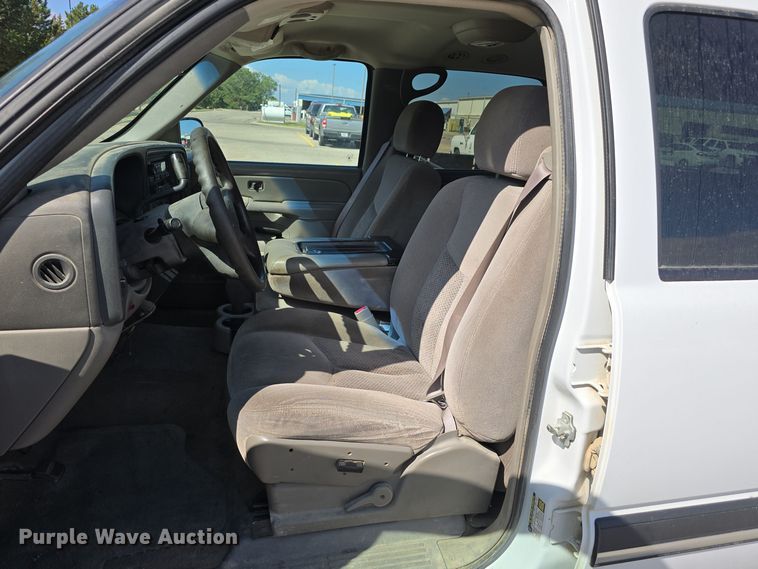 image for item LW9917 2005 Chevrolet Suburban SUV