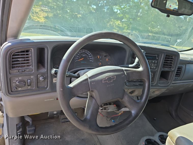 image for item LW9917 2005 Chevrolet Suburban SUV