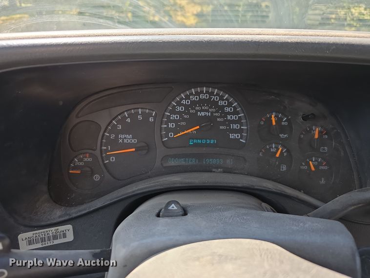 image for item LW9917 2005 Chevrolet Suburban SUV