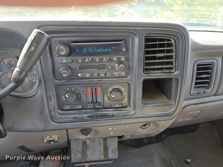 image for item LW9917 2005 Chevrolet Suburban SUV