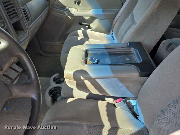 image for item LW9917 2005 Chevrolet Suburban SUV