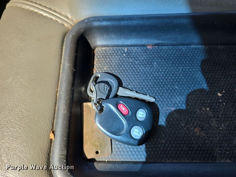 image for item LW9917 2005 Chevrolet Suburban SUV