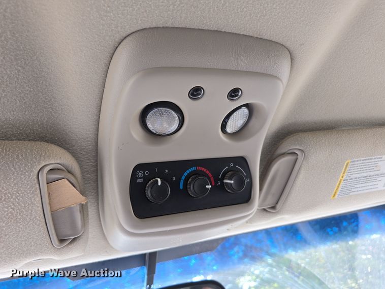 image for item LW9917 2005 Chevrolet Suburban SUV