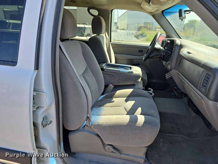 image for item LW9917 2005 Chevrolet Suburban SUV