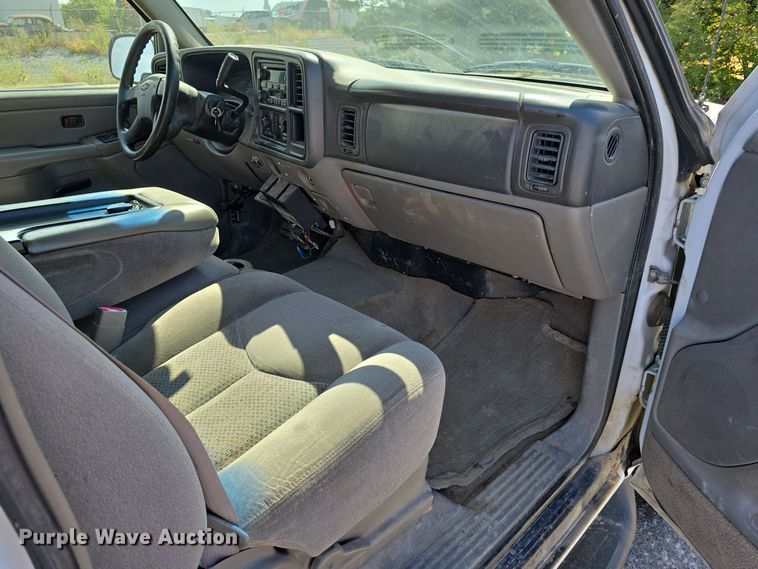 image for item LW9917 2005 Chevrolet Suburban SUV