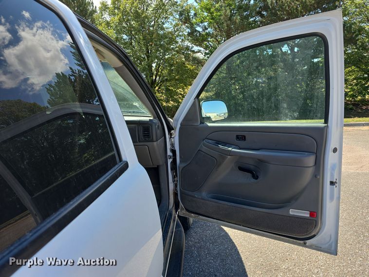 image for item LW9917 2005 Chevrolet Suburban SUV