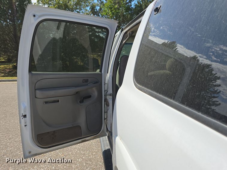 image for item LW9917 2005 Chevrolet Suburban SUV