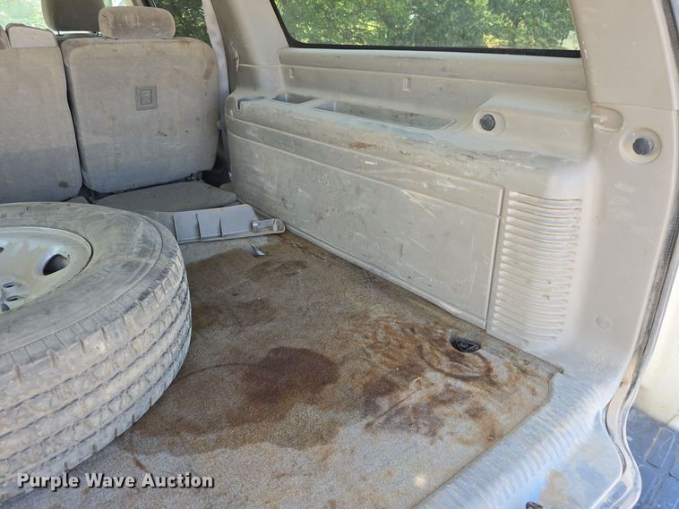 image for item LW9917 2005 Chevrolet Suburban SUV