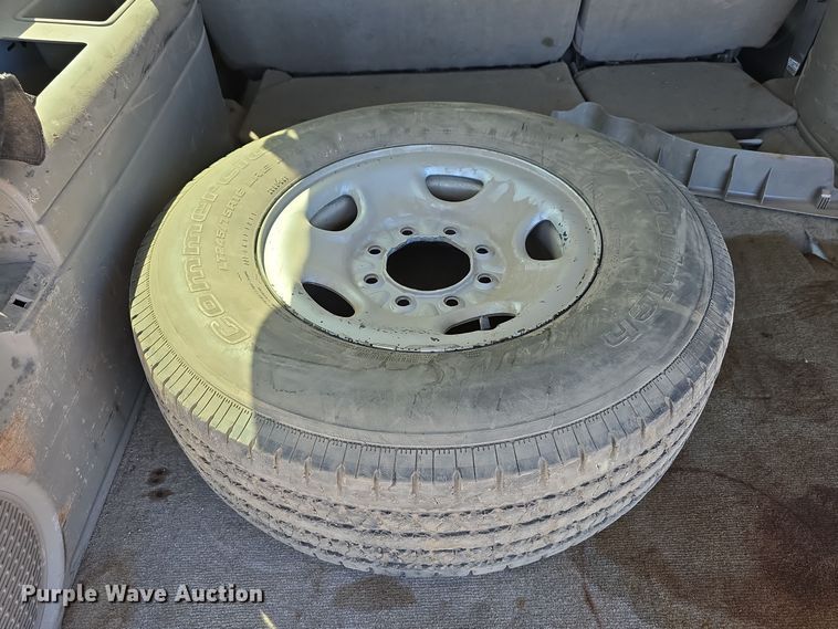 image for item LW9917 2005 Chevrolet Suburban SUV