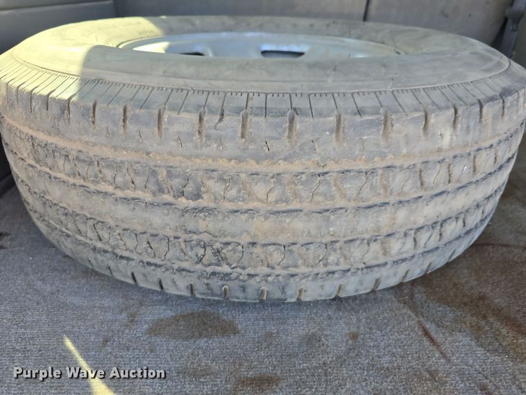 image for item LW9917 2005 Chevrolet Suburban SUV