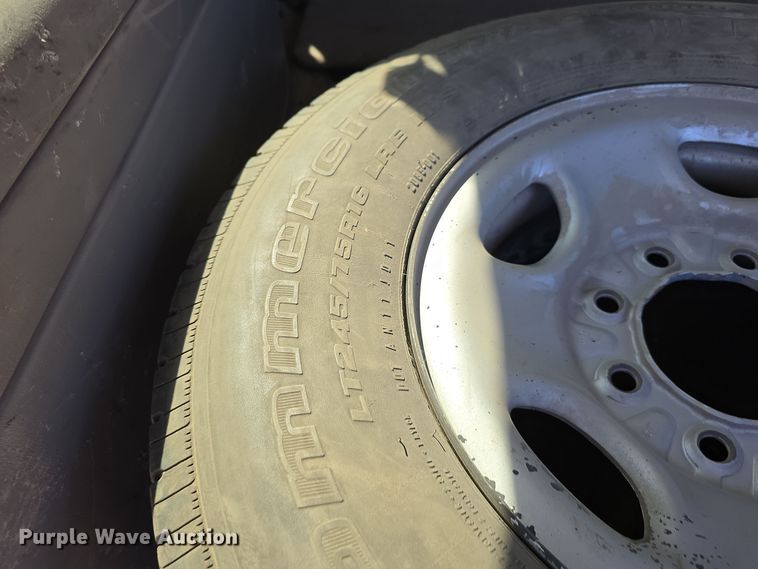 image for item LW9917 2005 Chevrolet Suburban SUV