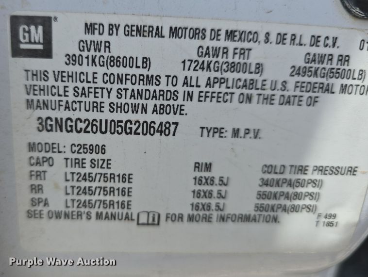 image for item LW9917 2005 Chevrolet Suburban SUV