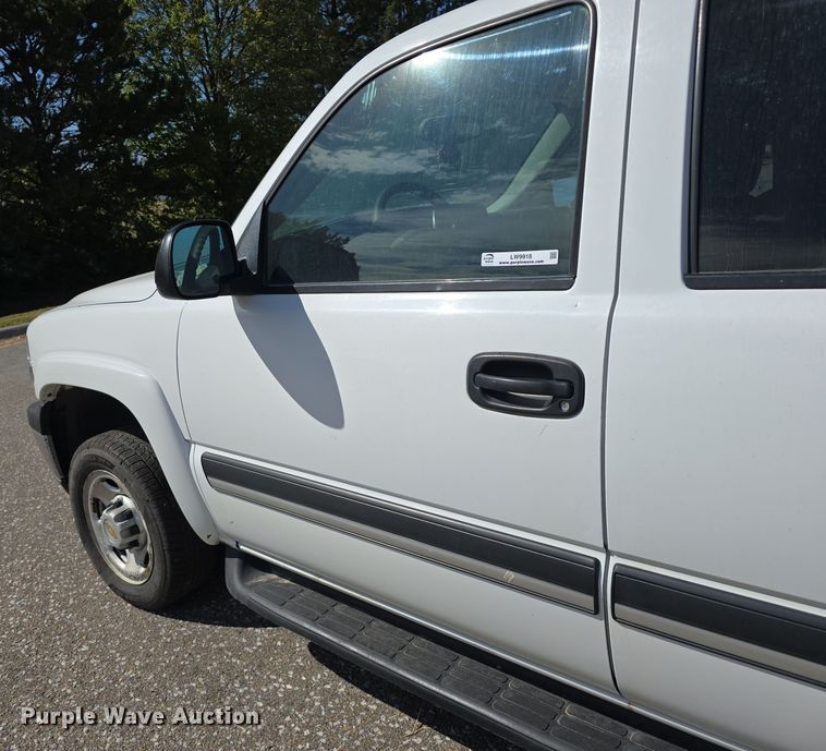 image for item LW9918 2005 Chevrolet Suburban 2500 SUV