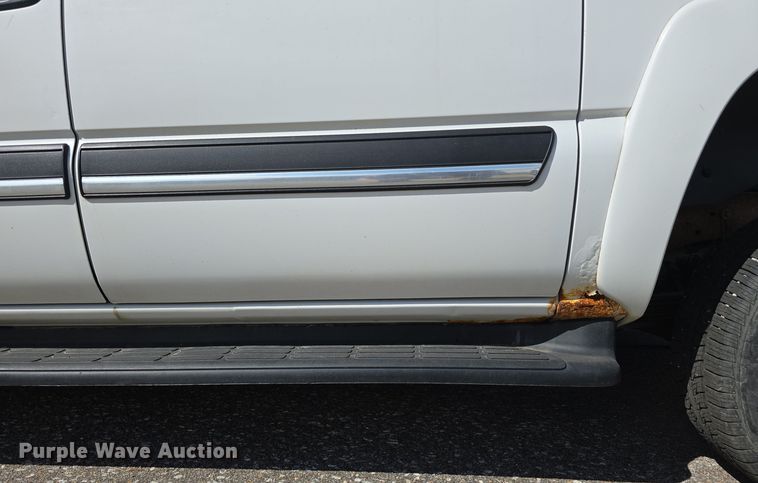 image for item LW9918 2005 Chevrolet Suburban 2500 SUV