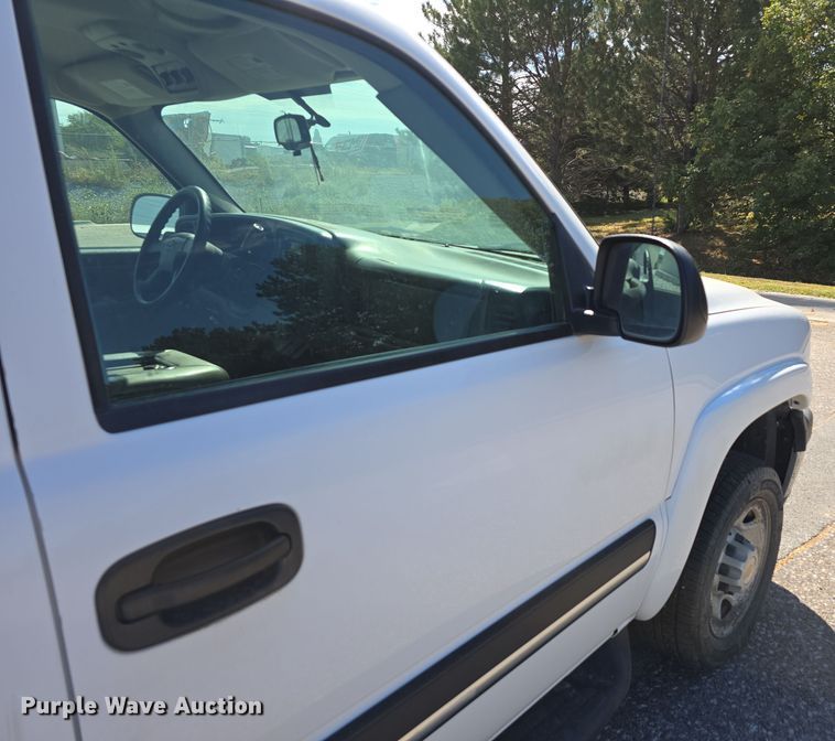 image for item LW9918 2005 Chevrolet Suburban 2500 SUV