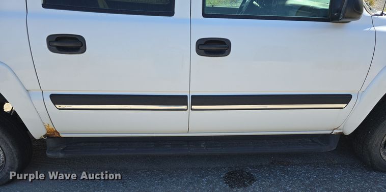 image for item LW9918 2005 Chevrolet Suburban 2500 SUV