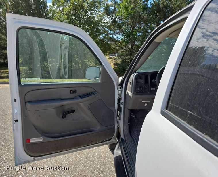 image for item LW9918 2005 Chevrolet Suburban 2500 SUV