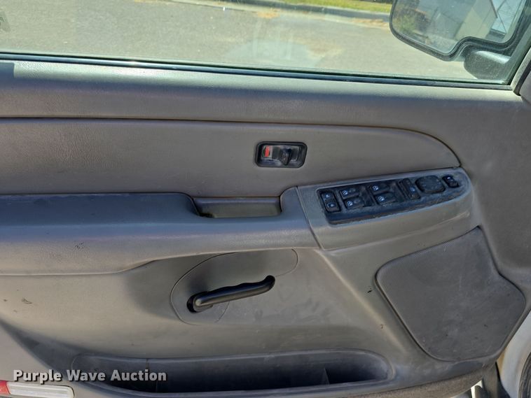 image for item LW9918 2005 Chevrolet Suburban 2500 SUV