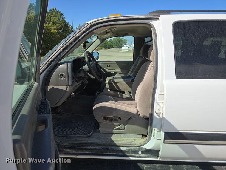 image for item LW9918 2005 Chevrolet Suburban 2500 SUV