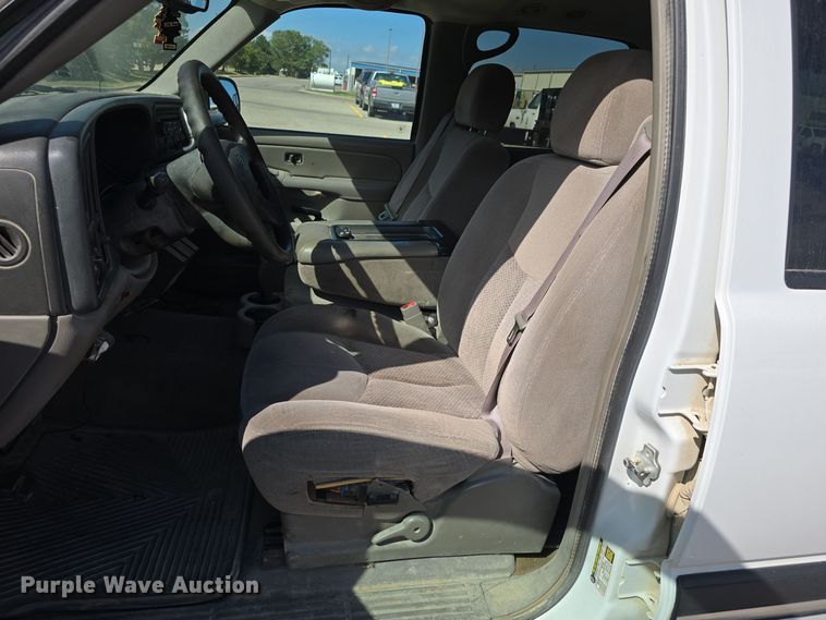 image for item LW9918 2005 Chevrolet Suburban 2500 SUV