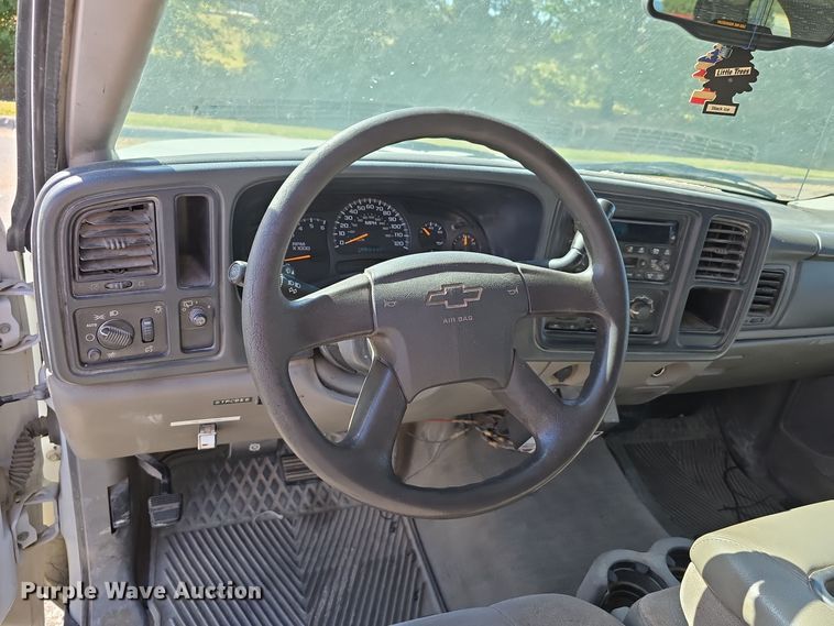 image for item LW9918 2005 Chevrolet Suburban 2500 SUV