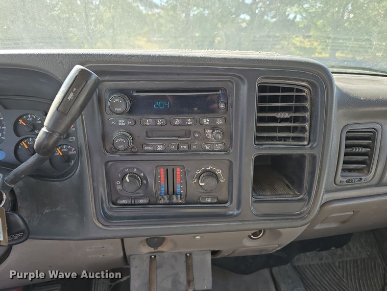 image for item LW9918 2005 Chevrolet Suburban 2500 SUV