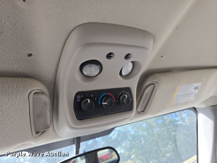 image for item LW9918 2005 Chevrolet Suburban 2500 SUV