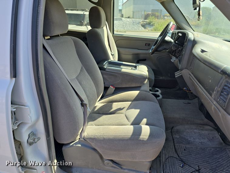 image for item LW9918 2005 Chevrolet Suburban 2500 SUV