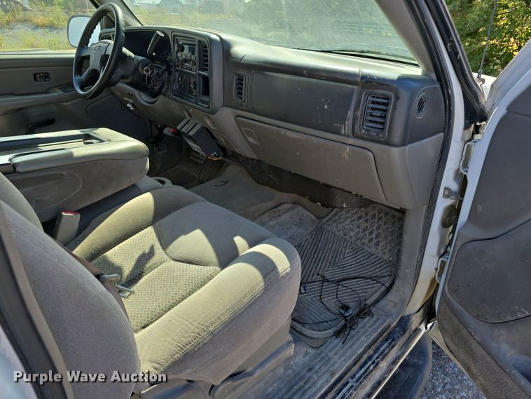 image for item LW9918 2005 Chevrolet Suburban 2500 SUV