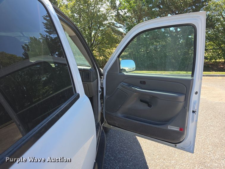 image for item LW9918 2005 Chevrolet Suburban 2500 SUV