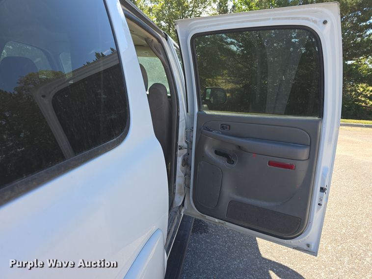 image for item LW9918 2005 Chevrolet Suburban 2500 SUV