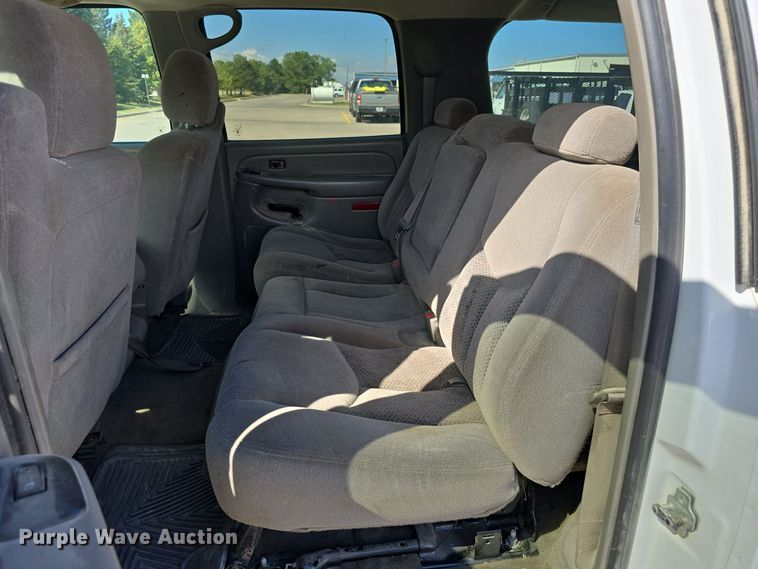 image for item LW9918 2005 Chevrolet Suburban 2500 SUV