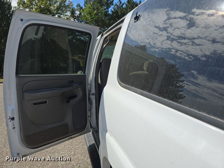 image for item LW9918 2005 Chevrolet Suburban 2500 SUV