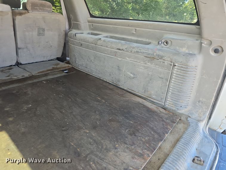image for item LW9918 2005 Chevrolet Suburban 2500 SUV