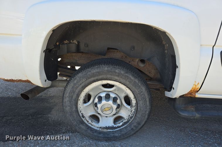 image for item LW9918 2005 Chevrolet Suburban 2500 SUV