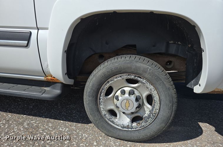 image for item LW9918 2005 Chevrolet Suburban 2500 SUV