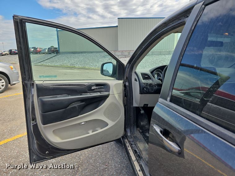 image for item LW9920 2016 Dodge Grand Caravan van